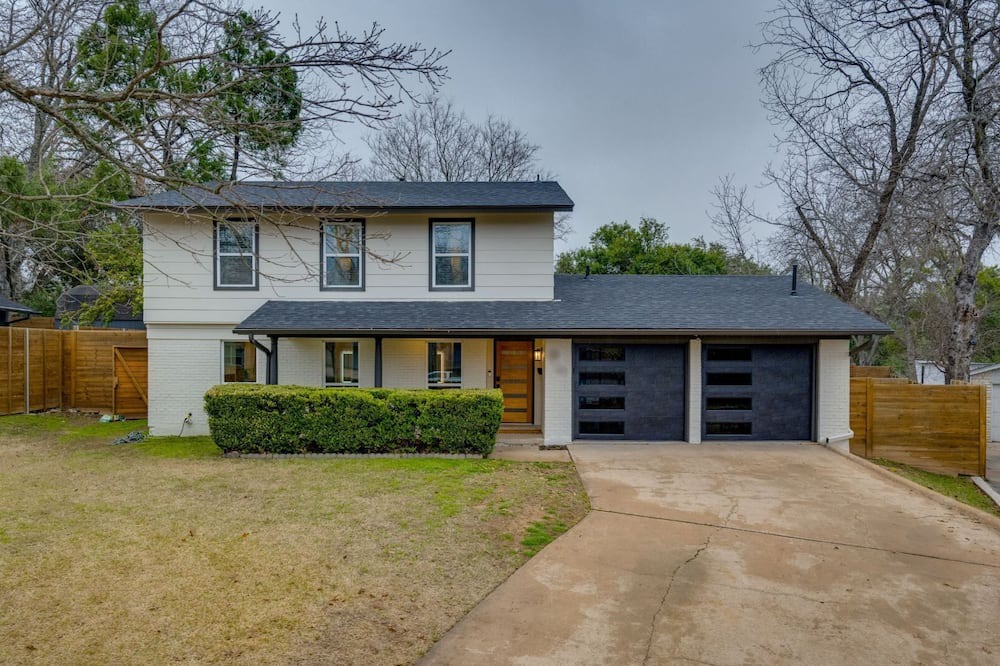 Coronado Hills House | Boots and Bourbon Bungalow-Spacious 5-bedroom home in Austin with sauna & pool