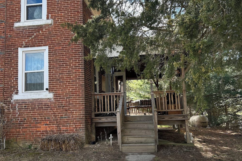 Galion Bed & Breakfast | 4-bedroom bed & breakfast in charming hideaway 1800's home!