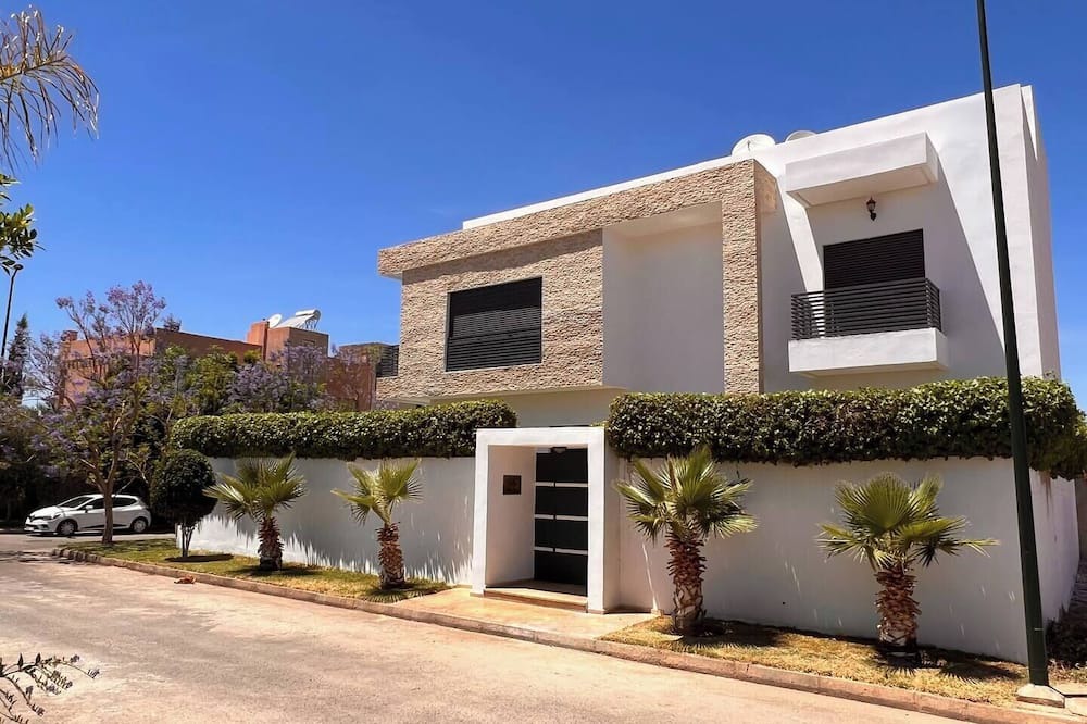 Toulal Villa | Modern Villa Close to Lhdim Square