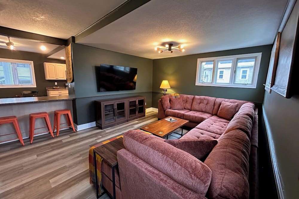 Berlin House | Spacious 5BR Retreat - Ride The Wilds Direct from our Driveway!
