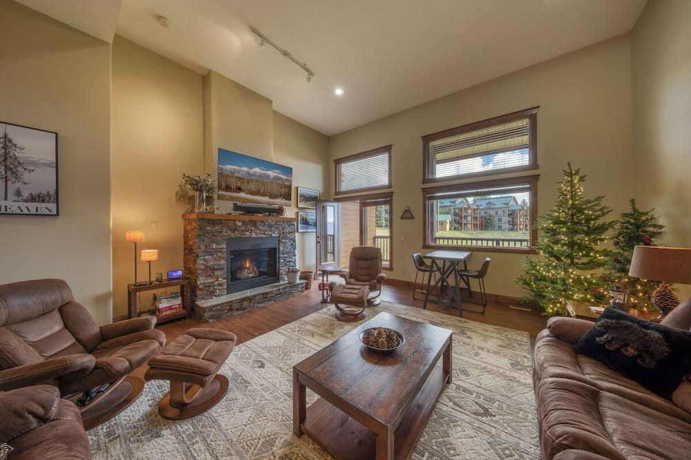 East Kootenay Apartment | Timberstone Ski-In/Ski-Out Retreat with Hot Tub