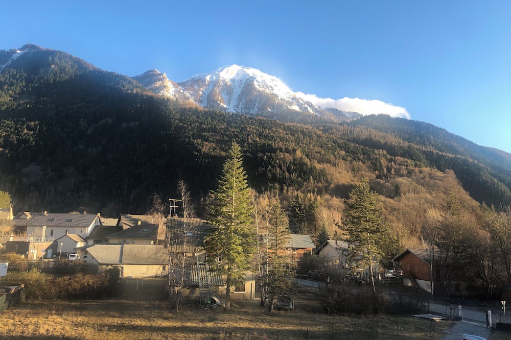 Pont-du-Fosse Apartment | Studio Le Refuge sleeps 4 with sleeping area, mountain view, all comforts