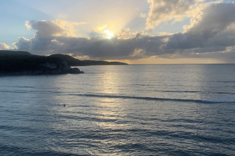Estate Frenchman Bay Condo | Making Waves a Cozy 2-bedroom condo with AC, WiFi in charming St Thomas