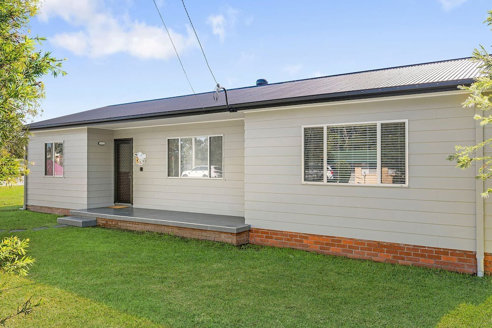 Kew House | Kew Golf Shack - linen supplied, guest wifi available