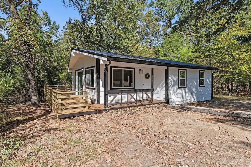 Enchanted Oaks House | Shackin’ Up at The Lake 2 bed 2 bath