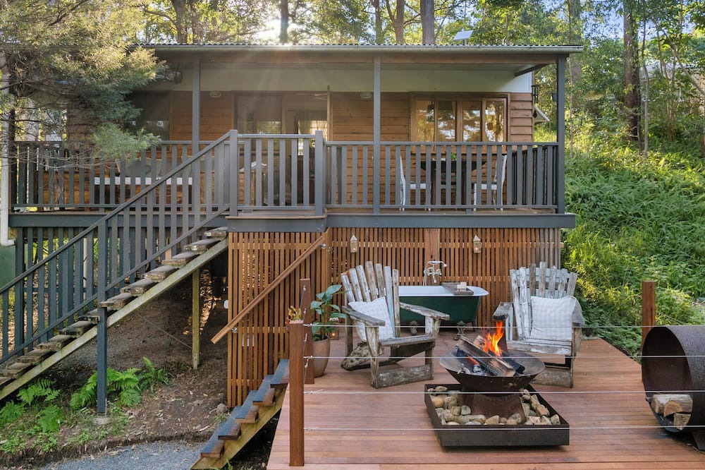 Doonan Cabin | Rustic Cabin. Outdoor Bath. Pet Friendly.