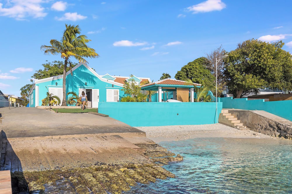 Playa House | Beautiful Charming Beachhouse Prime location walking distance to restaurants