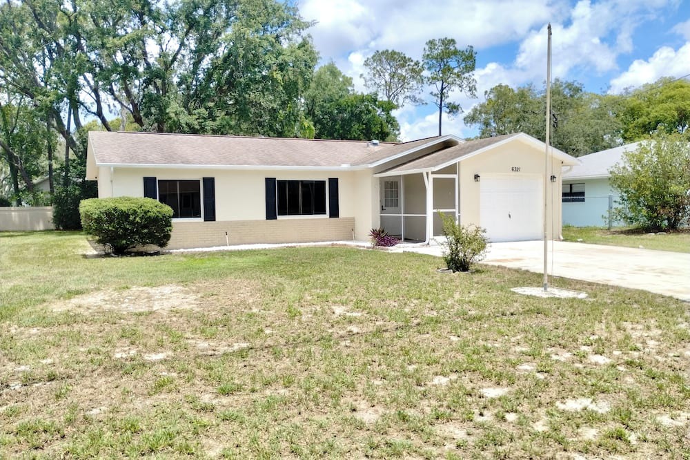 Spring Hill House | Charming 3-bedroom house with WiFi and AC in delightful Spring Hill