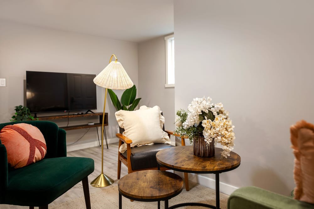 Bryn Mawr-Skyway House | Cozy and Bright Renovated 2B Lower (private entry)