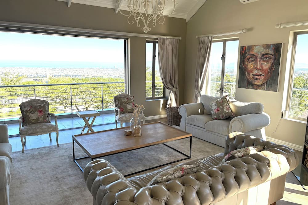 Helderberg Rural House | Beautiful house with a fantastic view of False Bay - a secure property