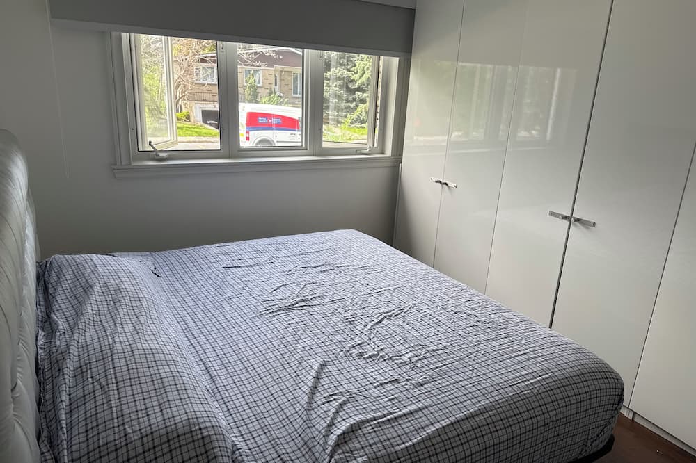 Longueuil House | Residential tranquil house all needs