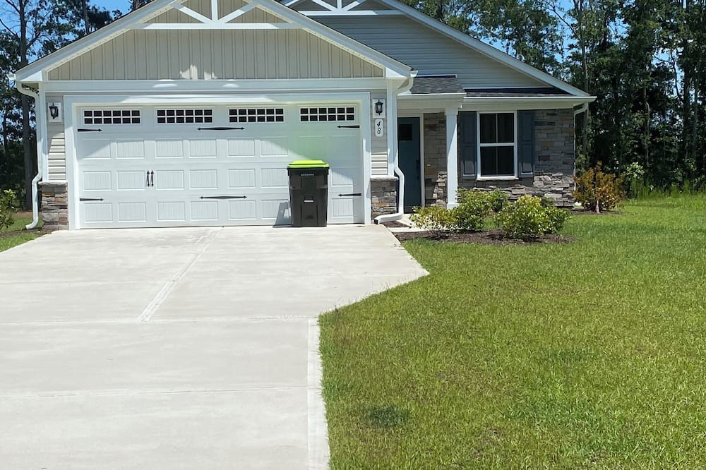 Tabor City House | Charming 2-bedroom house in Tabor City with WiFi andAC. Covered Back Porch.