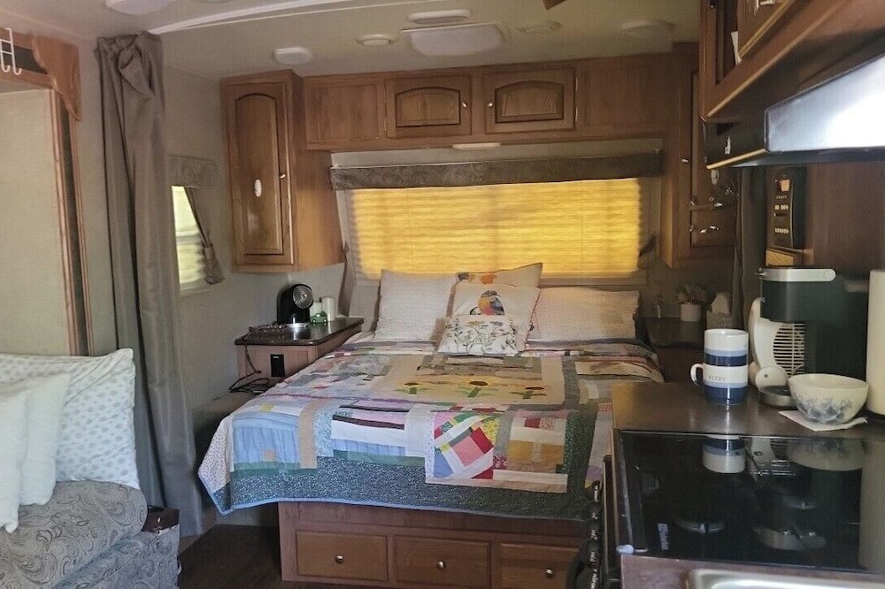 Waverly RV Rental | Cozy travel trailer minute walk to Lakewhite WiFi and AC in beautiful Waverly