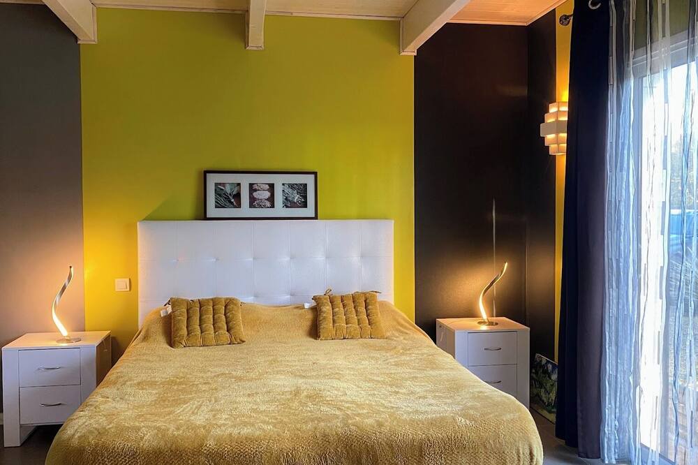 Neant-sur-Yvel House | Green room on ground floor 1 with bathroom in attractive wooden house