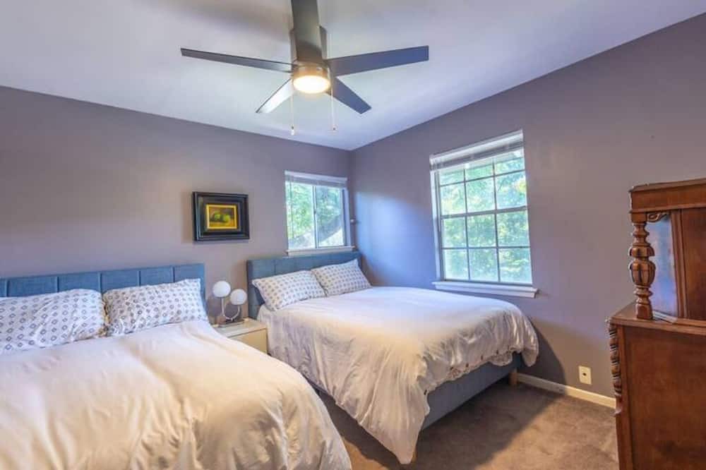 Blackshear-Prospect Hill House | Huge 4 Bedroom MCM House, Walk to Downtown!