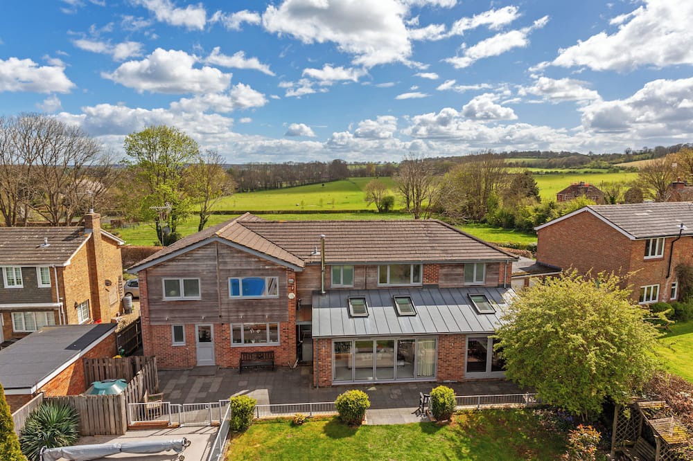 Broughton House | Perfect family getaway in the stunning Test Valley with a swimming pool!
