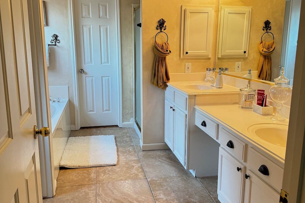 Sugar Land House | 4-bedroom house WiFi, AC. Pet and Family Friendly perfect for gatherings