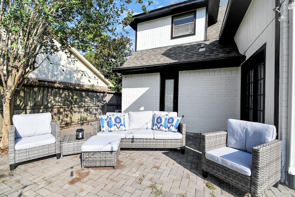 Pearland House | Pet friendly/King Bed/Tranquil Retreat/Fenced Backyard/Master BR on Main