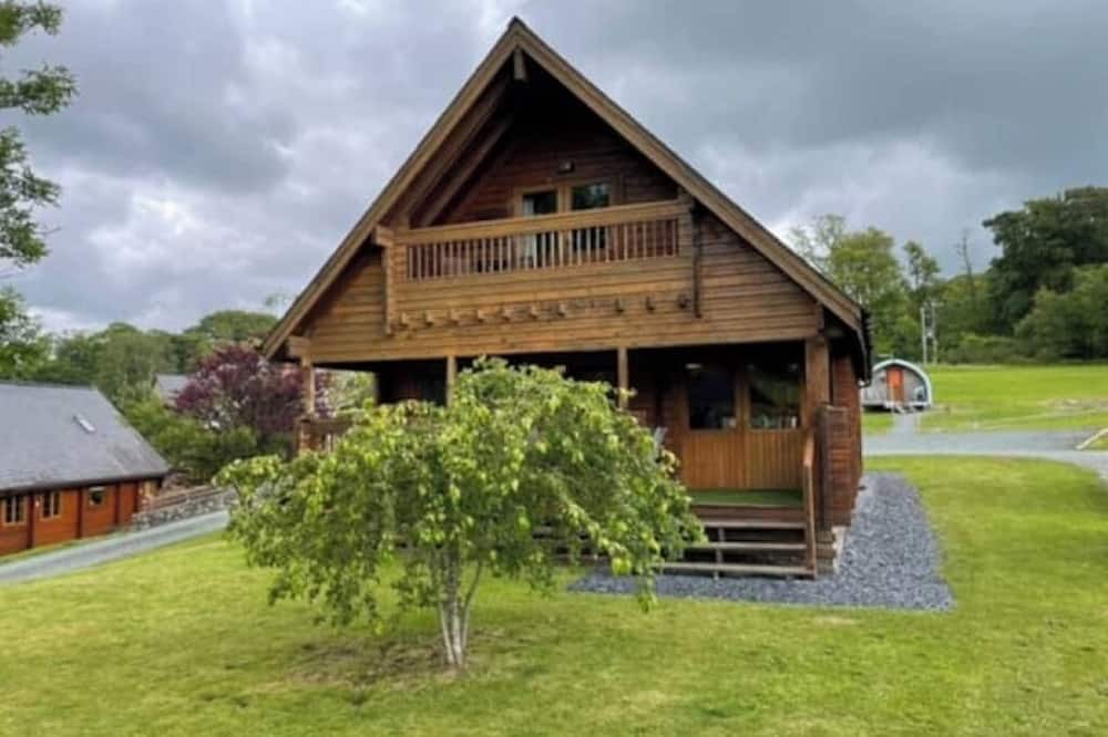Llanbedr Cabin | Luxury 3 bedroom, 3 bathroom lodge with hot tub