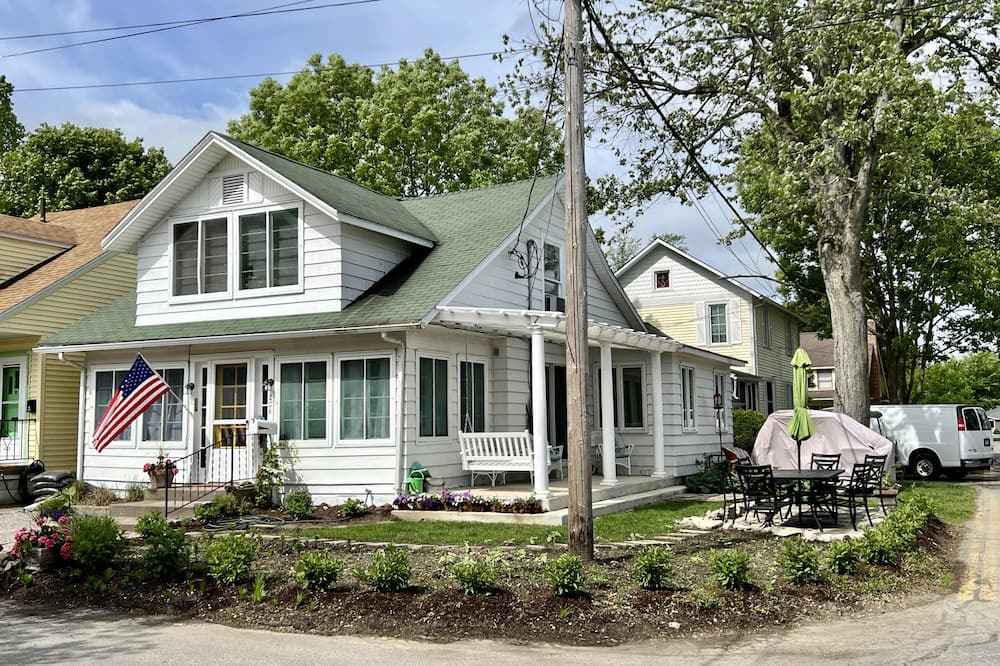 Lakeside Cottage | Beautiful Cottage Near the Lakefront Path and Downtown