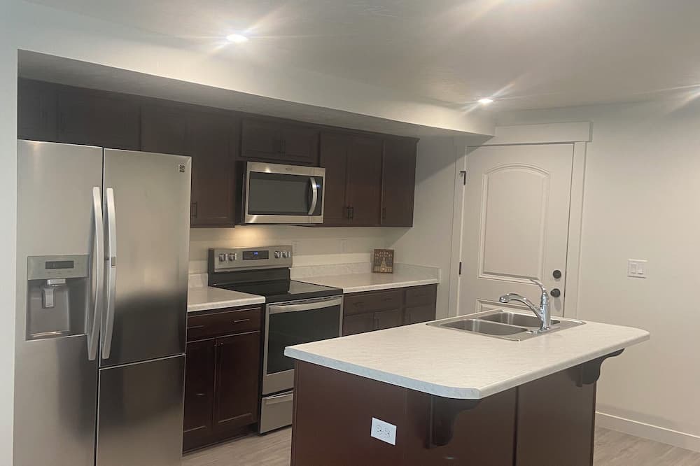 Snowbird House | Charming 2-bedroom basement apartement with WiFi, AC in Saratoga Springs
