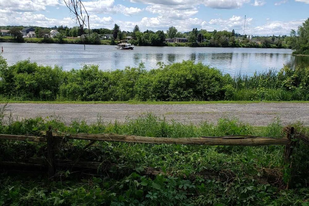 Quinte West House | 4 bedrooms, 2 bathrooms, kitchen, hot tub, huge yard, scenic view, waterway .