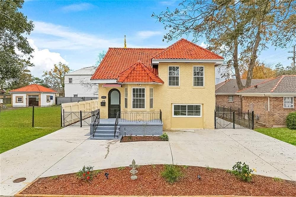 Gentilly House | Spacious 4-bedroom house in wonderful New Orleans with WiFi, AC