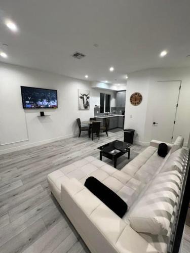 Larchmont Apartment | Hollywood 2bedroom