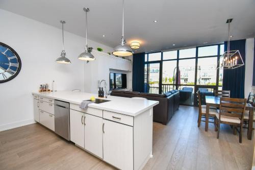Innisfil House | 3 Bed Waterfront Townhouse Private Dock