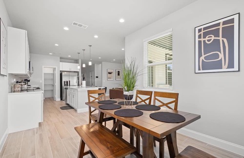 Cedar Crest House | Modern Tropical 5 BR/8 BEDS Home in Heart of Dallas