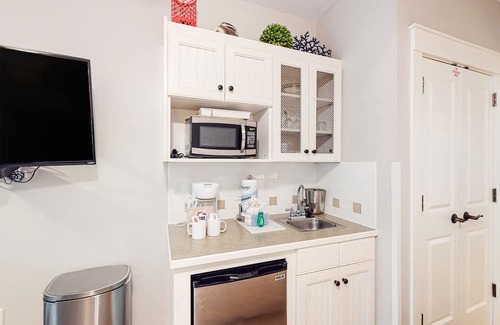 Baytowne Wharf Condo | Comfy studio with kitchenette, central AC, pools, hot tub, & tennis