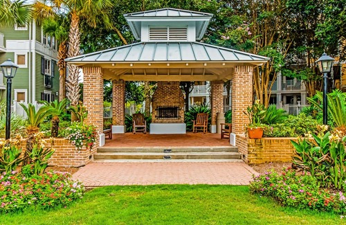 Baytowne Wharf Condo | Comfy studio with kitchenette, central AC, pools, hot tub, & tennis