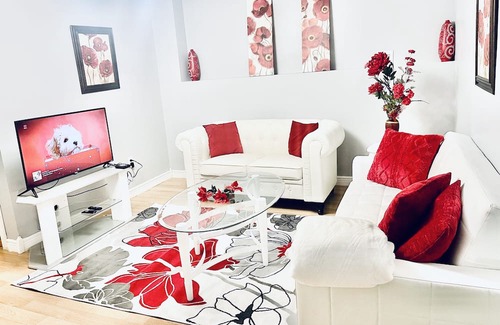 Maplewood House | Beautiful 6 bedroom house by Maplewood Mall