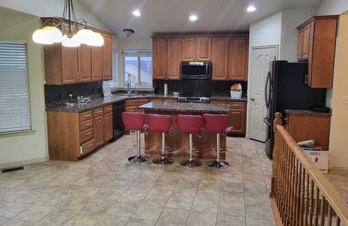 Herriman House | 3 bd/3bath luxury home- great mountains/city view