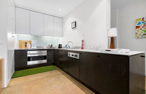 St Kilda Apartment | Spacious St Kilda Escape - City Views