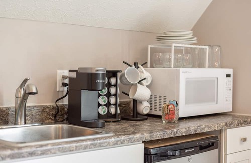 Druid Hills Apartment | Private Studio Above Garage w/Hot tub Only 1 Mile to Downtown Hendersonville