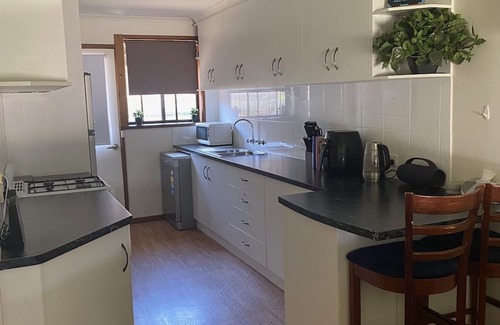 Wodonga Apartment | Quiet and comfortable 2 bedroom apartment, 65 inch Smart TV