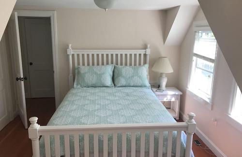 Cliff Walk House | Amazing Location! Walk to 1st Beach & Town