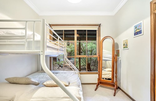 Mount Dandenong Cabin | Jacuzzi in 7 Acre Rain Forest Paradise