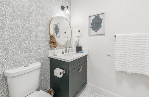 Huntington Beach House | LUXURY 2bdrm Townhome- Close2️⃣Beach & Main St! E-bikes! Pet friendly!