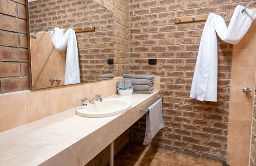Eildon House | Eildon Parkview Motor Inn. Room 3