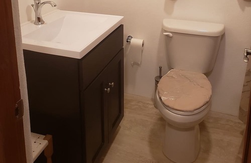 Somerset Village Apartment | Newly renovated 1 bedroom apartment - 5 mins from the beach!