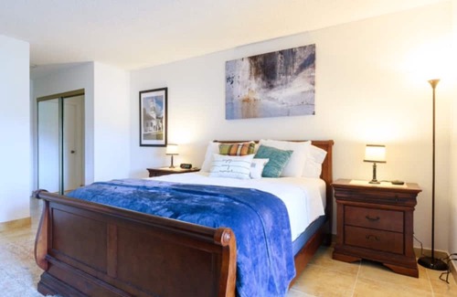 Weston Condo | Classy Comfortable Condo - Close to everything