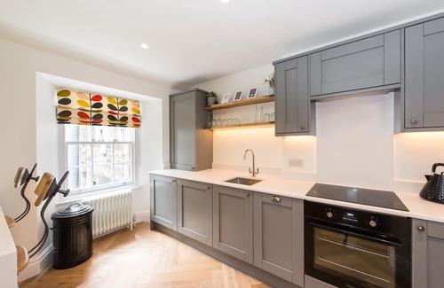 New Town Apartment | City Centre, Newly Refurbished Stylish Apartment