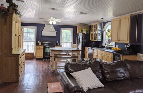 St. Marys House | Historic "Cannon Ball" House Close to Cumberland ferry and historic down town.