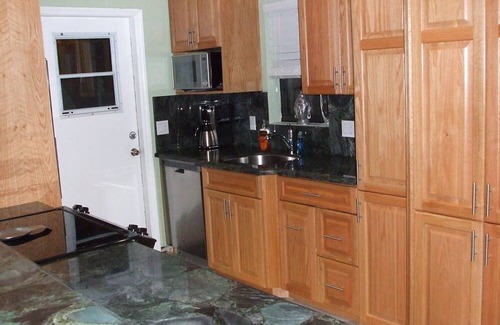 Hollywood Condo | PRIVATE*MODERN Guesthouse*Direct Bch Access*❤️ Brdwlk* Free Park*2 bike & MORE