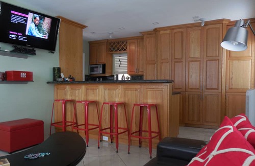 Hollywood Condo | PRIVATE*MODERN Guesthouse*Direct Bch Access*❤️ Brdwlk* Free Park*2 bike & MORE
