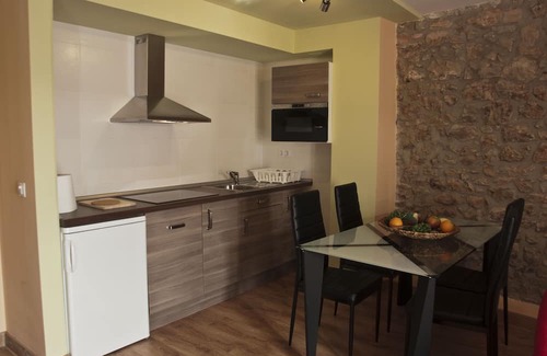 Acedo Apartment | THE HOUSE OF THE REBOUND. Barda study: 2 beds of 90cm, bathroom, living room-kitchen-dining room.