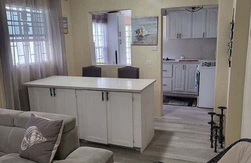 Welches Cottage | Charming cottage with WiFi and AC in brilliant Oistins