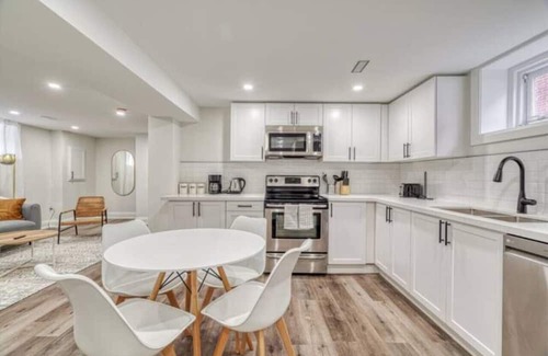 Hamilton House | Modern 2 bed Mins to St.Joes hospital